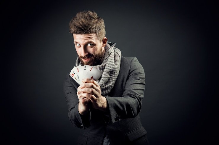 Tabel live casino dengan dealer profesional yang sedang memandu jalannya permainan